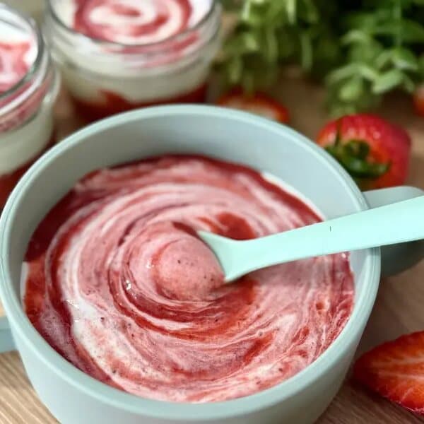 Zelfgemaakte aardbeienyoghurt